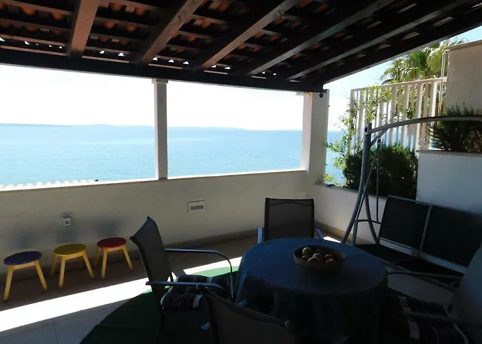 Bozikovic Konukevi Podstrana